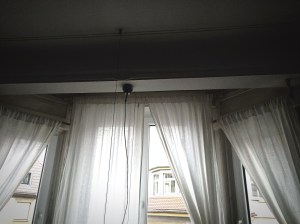 DIY-Gardinenstangenlösung, die Balken trotzt