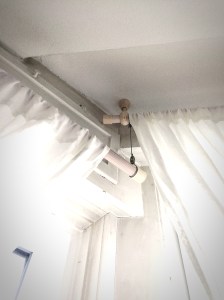 DIY-Gardinenstangenlösung, die Balken trotzt